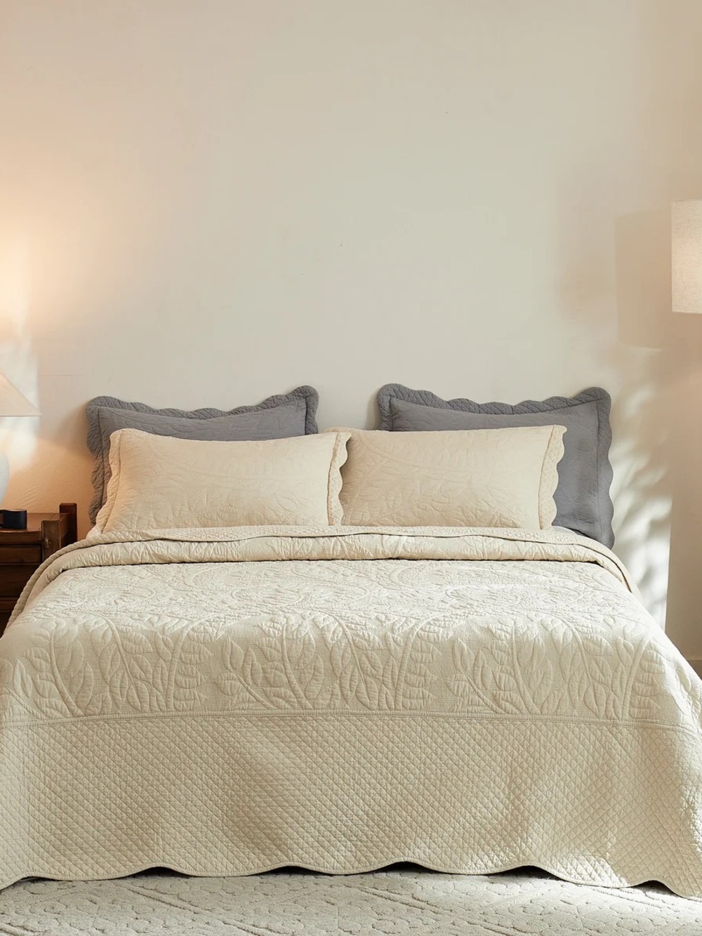 Classic Quilted king/cal king 3 piece Bedspread Set in Cream